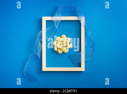 Konzept Neujahr. goldene Schleife auf blauem Hintergrund gerahmt Stockfoto