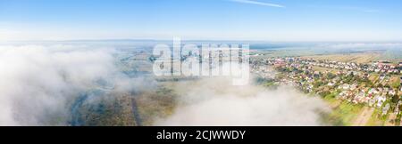 Luftdrohne Blick auf die malerische Landschaft im Herbst sonnig und neblig Tag. Vogelperspektive auf traditionelle ukrainische Dorf Stockfoto