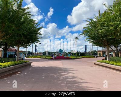 Orlando, FL/USA-9/10/20: Der Eingang zum World Showcase in EPCOT mit dem Food and Wine Festival Schild in Walt Disney World in Orlando, FL. Stockfoto