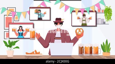 Mann in Maske trinkt Bier diskutieren mit Mischung Rennen Freunde Während Videoanruf Oktoberfest Party Feier Coronavirus Quarantäne Selbstisolation Horizontale Vektordarstellung Stock Vektor