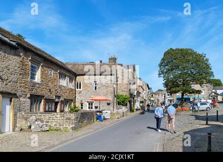 The Square und Main Street im traditionellen englischen Dorf Grassington, Wharfedale, Yorkshire Dales National Park, North Yorkshire, England, Großbritannien Stockfoto