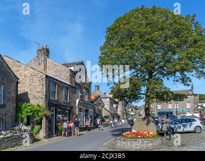 The Square and Main Street im traditionellen englischen Dorf Grassington, Yorkshire Dales National Park, North Yorkshire, England, Großbritannien. Stockfoto