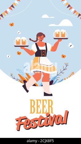 Frau hält Tassen Bier Festival Oktoberfest Party Feier Konzept Mädchen Tragen deutsche traditionelle Kleidung Schriftzug Grußkarte voller Länge vertikal vektorgrafik Stock Vektor