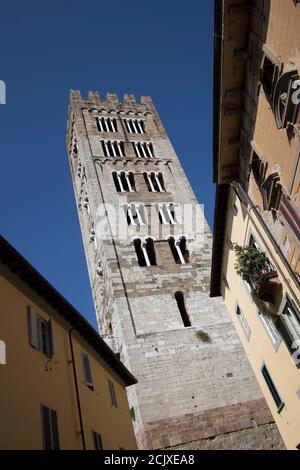 Glockenturm der Basilica di San Frediano in Lucca, Toskana, Italien, Europa. Stockfoto