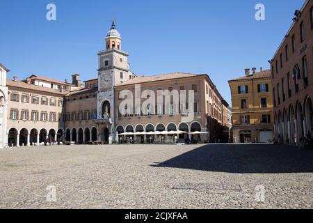 Torre delle Orologio und Palazzo Comunale in Piazza Grande, Modena, Emilia-Romagna, Italien, Europa. Stockfoto