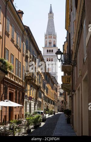 Blick von der Via Cesare Battisti auf den Ghirlandina (Garland) Turm, historisches Symbol der Stadt Modena,Emilia-Romagna,Italien,Europa. Stockfoto