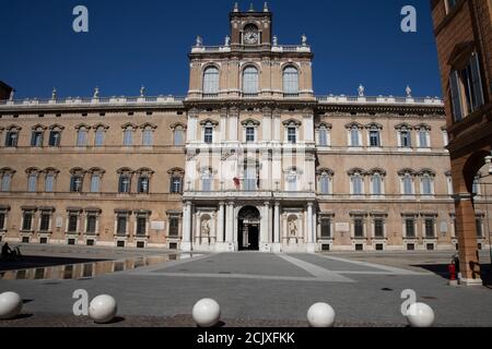 Palazzo Ducale (Herzogspalast) auf der Piazza Roma, Modena, Emilia-Romagna, Italien, Europa. Stockfoto