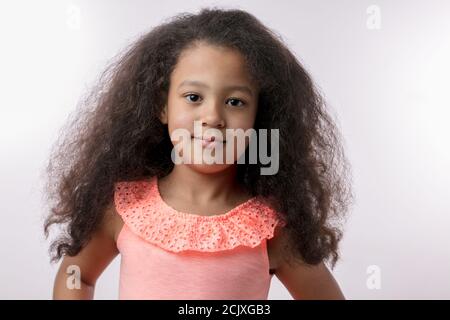 Fülle von Haaren. Wunderschöne kleine Mädchen mit Haaren wie ein Blowball. Isoliert weißen Hintergrund. Copy Space Stockfoto