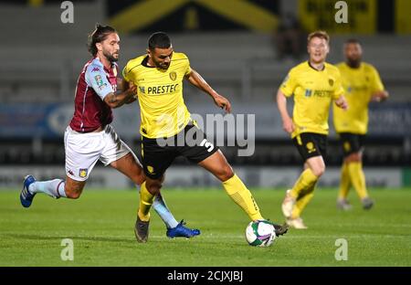 Henri Lansbury von Aston Villa (links) und Colin Daniel von Burton Albion kämpfen während des Carabao Cup-Spiels im Pirelli Stadium, Burton, um den Ball. Stockfoto