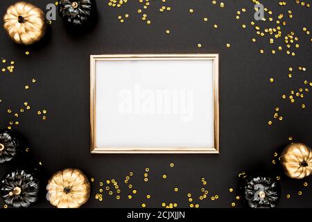 Goldrahmen verziert mit schwarzem und goldenem Halloween Kürbis mit Platz für Text. Isoliert auf weißem Hintergrund. Flach liegend, Draufsicht. Stockfoto