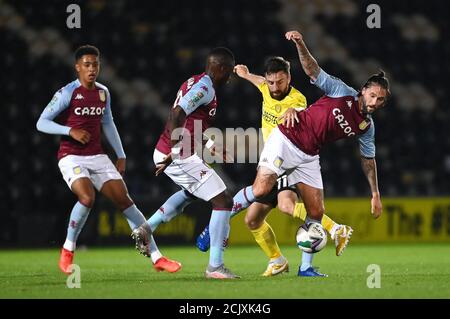 Burton Albions Steven Lawless (zweiter rechts) fordert Henri Lansbury (rechts) von Aston Villa während des Carabao Cup-Spiels im Pirelli Stadium, Burton. Stockfoto