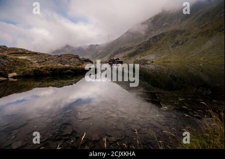 Landschaftsansicht des Balea Gletschersees in der Nähe der Transfagarasan Straße. Lage: Ridge Fagaras, Sibiu County, Rumänien, Europa Stockfoto