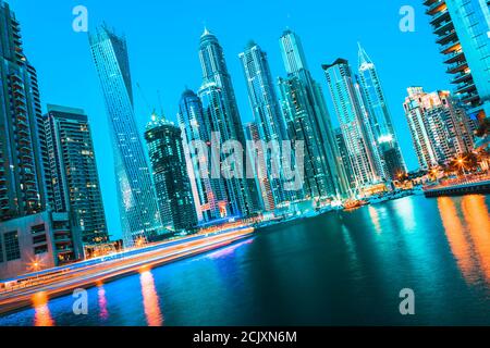 DUBAI, VAE - 27. NOVEMBER: Moderne Gebäude in Dubai Marina, Dubai, VAE. In der Stadt der künstliche Kanal Länge von 3 Kilometer, am 27 genommen Stockfoto