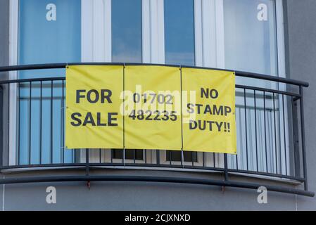 Keine Stempelgebühr. Immobilien zum Verkauf Banner, mit Telefonnummer von Immobilien erforderlich und Stempelsteuer Nachricht, in Westcliff on Sea, Southend, Essex, UK Stockfoto