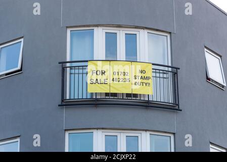 Keine Stempelgebühr. Immobilien zum Verkauf Banner, mit Telefonnummer von Immobilien erforderlich und Stempelsteuer Nachricht, in Westcliff on Sea, Southend, Essex, UK Stockfoto