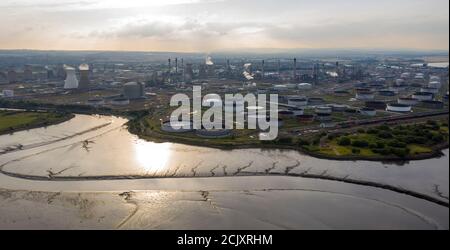 Luftaufnahme der Grangemouth Raffinerie und des Hafens, Grangemouth, Schottland. Stockfoto