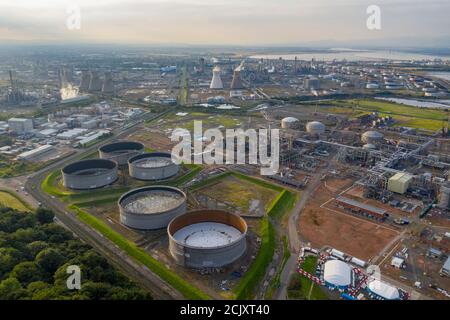 Luftaufnahme der Grangemouth Raffinerie und des Hafens, Grangemouth, Schottland. Stockfoto