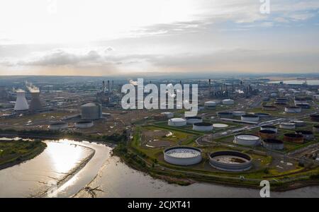 Luftaufnahme der Grangemouth Raffinerie und des Hafens, Grangemouth, Schottland. Stockfoto