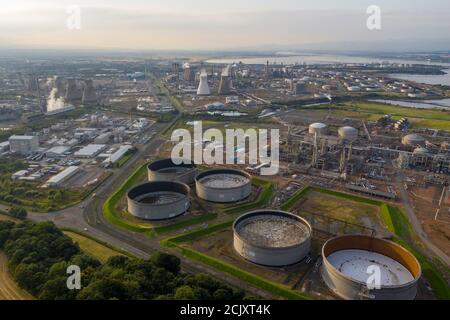 Luftaufnahme der Grangemouth Raffinerie und des Hafens, Grangemouth, Schottland. Stockfoto