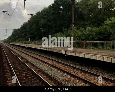 Eisenbahn suburbanes leeres Bahnsteig für Pendlerzüge. Schulung des Quarantäne- und Schließungskonzepts. Stockfoto