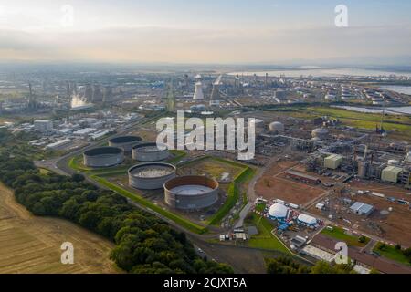 Luftaufnahme der Grangemouth Raffinerie und des Hafens, Grangemouth, Schottland. Stockfoto