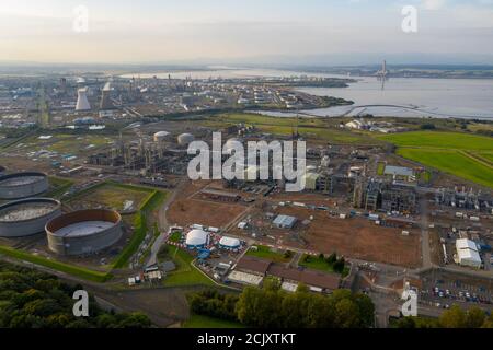 Luftaufnahme der Grangemouth Raffinerie und des Hafens, Grangemouth, Schottland. Stockfoto