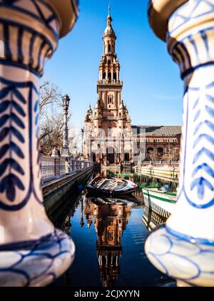 Plaza de Espana, Sevilla, Spanien, Blick von einer Brücke mit Architektur im Wasser reflektiert Stockfoto