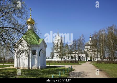 Kapelle der Abkunft des Heiligen Geistes und Kasan Kirche im Dorf Konstantinovo. Ryazan Oblast. Russland Stockfoto