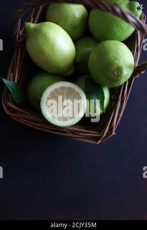 Frische Zitronen auf Korbkorb isoliert auf grauem Hintergrund. Draufsicht. Selektiver Fokus. Speicherplatz kopieren. Stockfoto