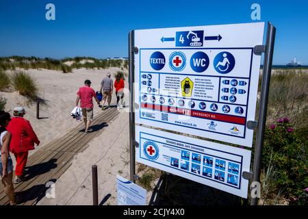 15. Juni 2020, Mecklenburg-Vorpommern, Warnemünde: An den Strandeingängen im Ostseebad Warnemünde gibt es neue Informationstafeln. Foto: Jens Büttner/dpa-Zentralbild/dpa Stockfoto