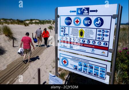 15. Juni 2020, Mecklenburg-Vorpommern, Warnemünde: An den Strandeingängen im Ostseebad Warnemünde gibt es neue Informationstafeln. Foto: Jens Büttner/dpa-Zentralbild/dpa Stockfoto