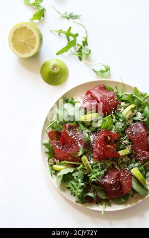 Carpaccio von Bresaola mit Rucola und Parmesan. Gesunde Ernährung Konzept. Draufsicht. Stockfoto