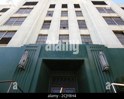 Außenansicht des alten verfallenen historischen Los Angeles City Jail auf Ave 19 in der Gemeinde Lincoln Heights. Das im Besitz der Stadt befindliche Art-Deco-Gebäude wartet auf eine Sanierung. Stockfoto