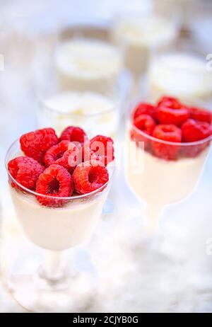 Parfaits aus Himbeere und Honig Stockfoto