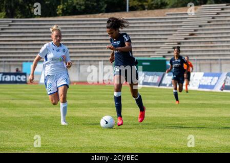 Emeline Saint Georges von ASJ Soyaux und Coumba Sau von Paris FC Kampf um den Ball während der Frauen Französisch championship D1 Arkema Fußballspiel zwischen Stockfoto