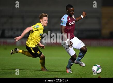 Stephen Quinn von Burton Albion verfolgt Aston Villas fabelhaftes Nakamba während des Carabao Cup Spiels im Pirelli Stadium, Burton. Stockfoto