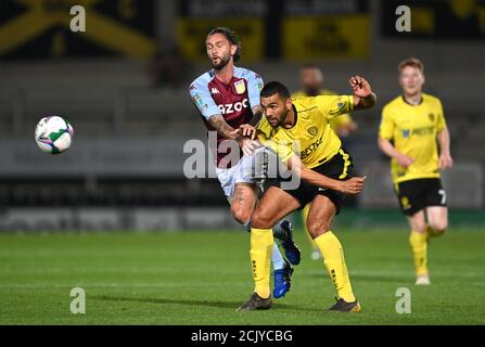 Henri Lansbury von Aston Villa (links) und Colin Daniel von Burton Albion kämpfen während des Carabao Cup-Spiels im Pirelli Stadium, Burton, um den Ball. Stockfoto