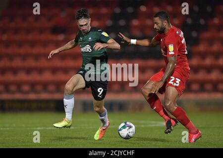 London, Großbritannien. September 2020. Ryan Hardie von Plymouth Argyle kämpft mit Jamie Turley von Leyton Orient während des Carabao Cup zweiten Runde Match zwischen Leyton Orient und Plymouth Argyle im Matchroom Stadium, London, England am 15. September 2020. Foto von Vince Mignott/Prime Media Images. Kredit: Prime Media Images/Alamy Live Nachrichten Stockfoto