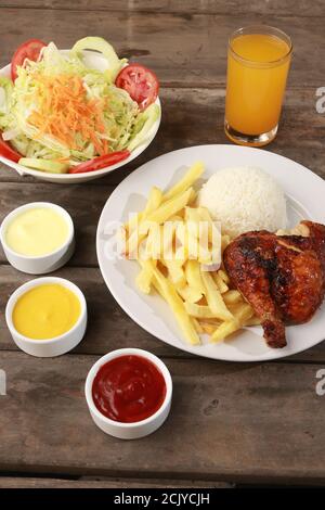 Vertikale Aufnahme von pollo a la brasa peruanischen Gericht in Ein Restaurant Stockfoto