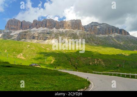 Berglandschaft im Sommer entlang der Straße nach Pordoi Pass, Dolomiten, Provinz Belluno, Venetien, Italien Stockfoto