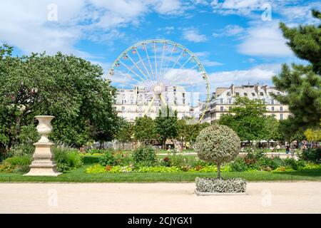 Der Tuilerien-Garten an einem schönen Sommertag in Paris Stockfoto