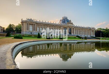 Sonnenuntergang über dem Königlichen Museum für Zentralafrika in Tervuren, Belgien. Stockfoto