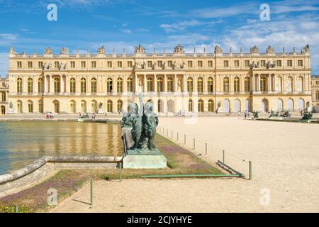 Das königliche Schloss von Versailles in der Nähe von Paris auf einem schönen Sommertag in Frankreich Stockfoto