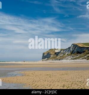 Touristen am Strand von Cap Blanc-Nez im Norden Frankreich Stockfoto