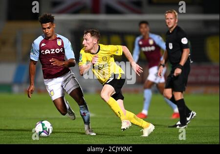 Ollie Watkins von Aston Villa (links) und Stephen Quinn von Burton Albion kämpfen während des Carabao Cup-Spiels im Pirelli Stadium, Burton, um den Ball. Stockfoto