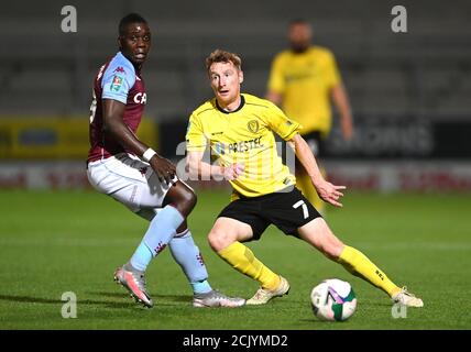 Aston Villas wunderbarer Nakamba und Burton Albions Stephen Quinn kämpfen während des Carabao Cup-Spiels im Pirelli Stadium, Burton, um den Ball. Stockfoto