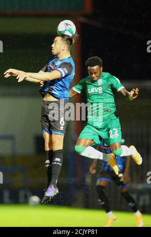 ROCHDALE, ENGLAND. 15. SEPTEMBER 2020 Rochdales Eoghan O'Connell kämpft mit mittwochs Moses Odubajo während des Carabao Cup 2. Runde Spiel zwischen Rochdale und Sheffield Mittwoch im Spotland Stadium, Rochdale. (Kredit: Chris Donnelly, MI News) Kredit: MI Nachrichten & Sport /Alamy Live Nachrichten Stockfoto