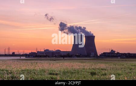 Sonnenuntergang über dem Atomreaktor von Doel im Hafen von Antwerpen, Belgien. Stockfoto