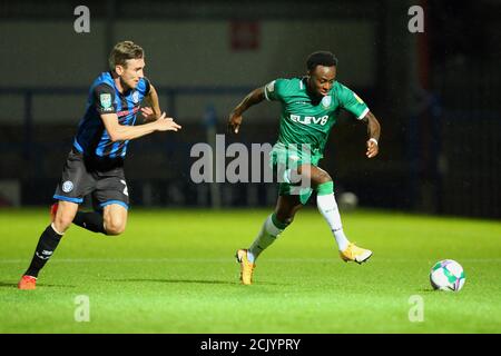 ROCHDALE, ENGLAND. 15. SEPTEMBER 20Mittwochs kämpft Moses Odubajo mit Rochdales Matty Lund während des Carabao Cup 2. Runde Spiel zwischen Rochdale und Sheffield Mittwoch im Spotland Stadium, Rochdale. (Kredit: Chris Donnelly, MI News) Kredit: MI Nachrichten & Sport /Alamy Live Nachrichten Stockfoto