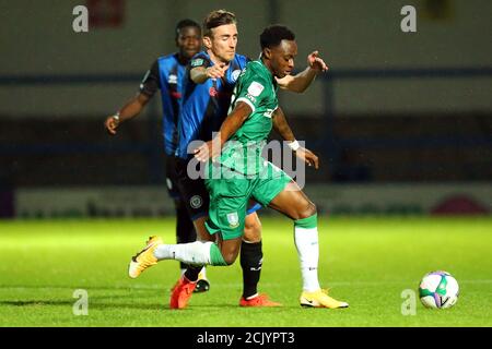 ROCHDALE, ENGLAND. 15. SEPTEMBER 2020 Mittwoch Moses Odubajo kämpft mit Rochdales Matty Lund während der Carabao Cup 2. Runde Spiel zwischen Rochdale und Sheffield Mittwoch im Spotland Stadium, Rochdale. (Kredit: Chris Donnelly, MI News) Kredit: MI Nachrichten & Sport /Alamy Live Nachrichten Stockfoto